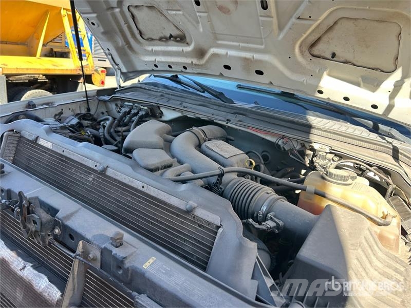 Ford F-350 XL 4x4 Crew Cab Pickup (Inoperable) Outros
