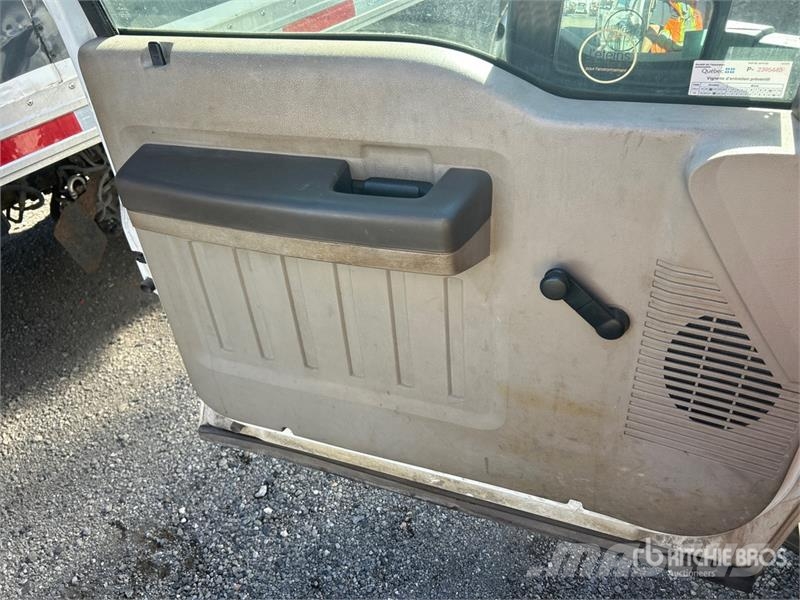 Ford F-350 XL 4x4 Crew Cab Pickup (Inoperable) Outros