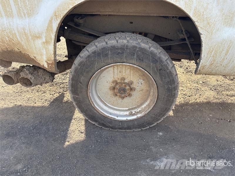 Ford F-350 XL 4x4 Crew Cab Pickup Inne