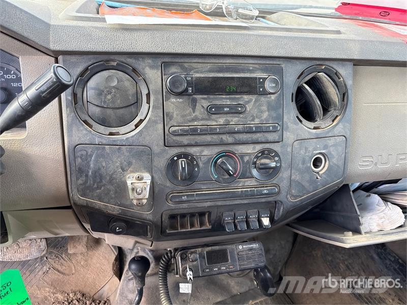 Ford F-350 XL 4x4 Crew Cab Pickup Inne