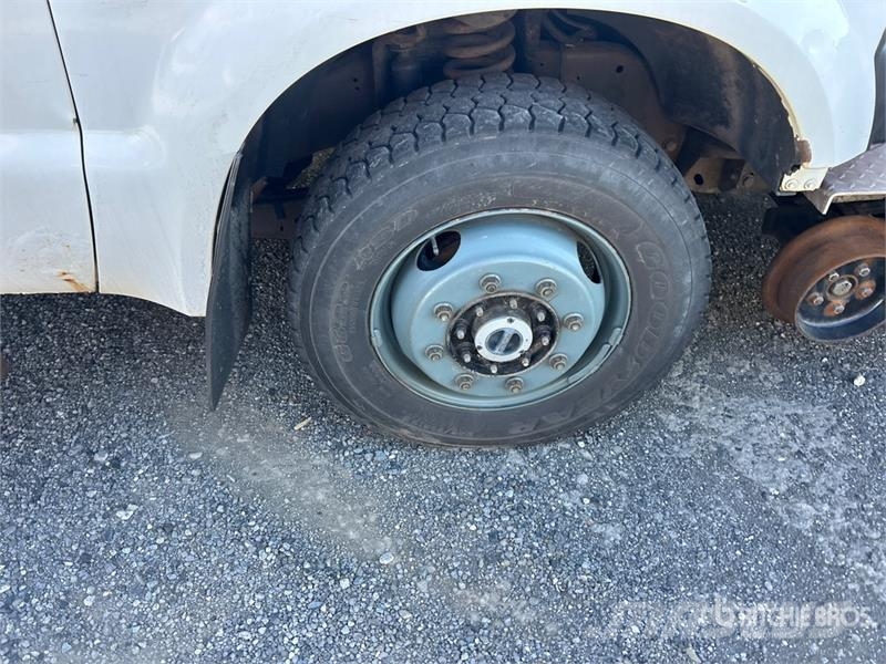 Ford F-350 XL 4x4 Crew Cab Pickup (Inoperable) Outros