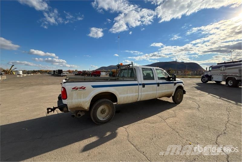 Ford F-350 XL 4x4 Crew Cab Pickup Inne