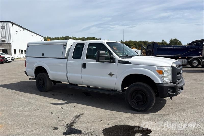 Ford F-350 XL 4x4 Extended Cab Pickup Otros