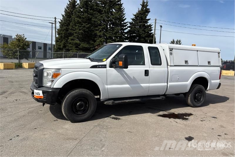 Ford F-350 XL 4x4 Extended Cab Pickup Otros