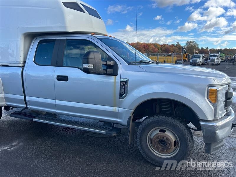 Ford F-350 XL 4x4 Extended Cab Utility Truck شاحنات خفيفة/مفصلية الجوانب