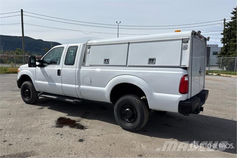 Ford F-350 XL 4x4 Extended Cab Pickup Otros