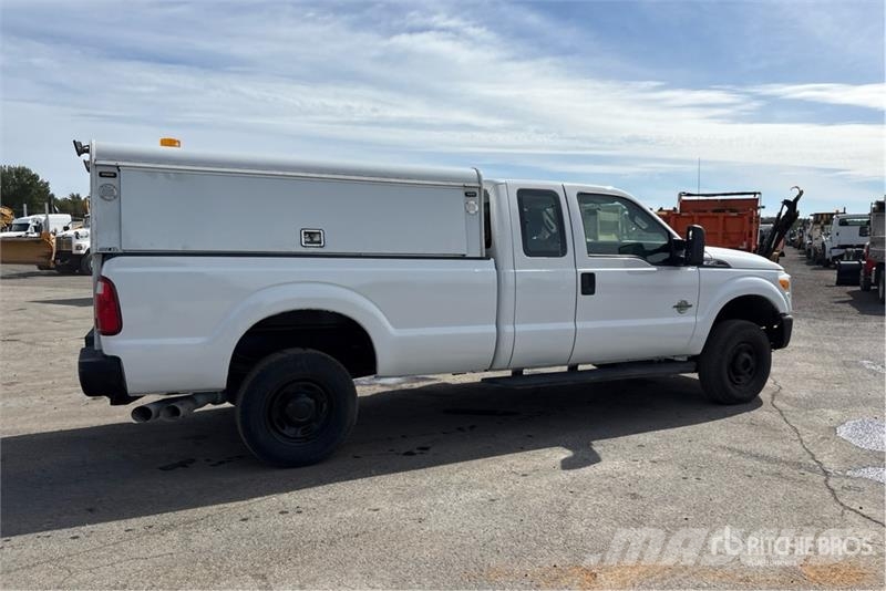 Ford F-350 XL 4x4 Extended Cab Pickup Otros