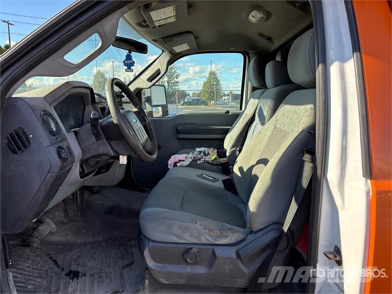 Ford F-350 XL 4x4 Pickup Egyéb