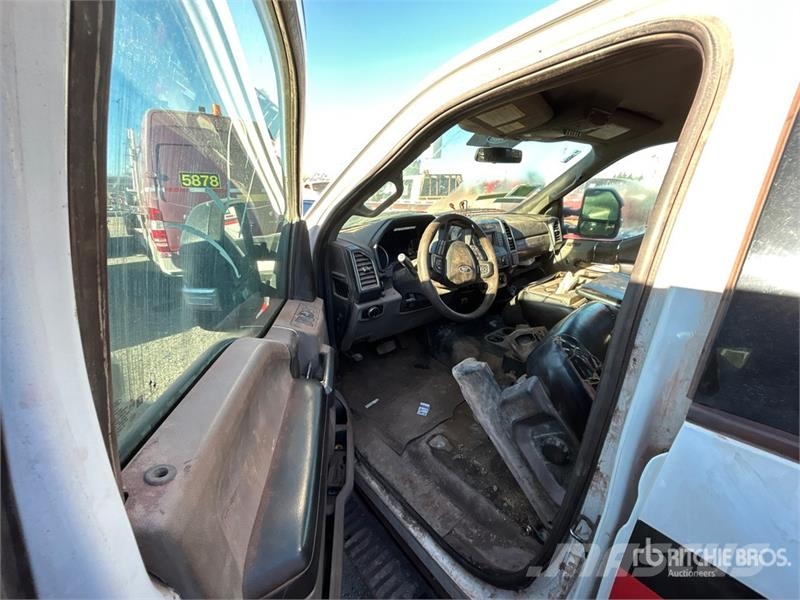 Ford F-350 XLT 4x4 Crew Cab Pickup (Inoperable) Furgoni altro