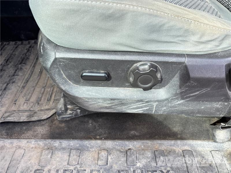 Ford F-350 XLT 4x4 Crew Cab Pickup Ostalo