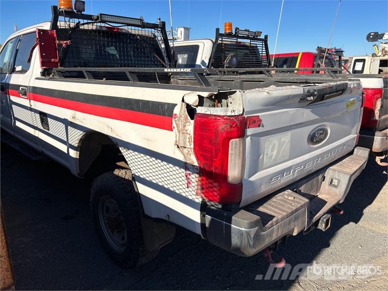 Ford F-350 XLT 4x4 Crew Cab Pickup (Inoperable) Andere Transporter