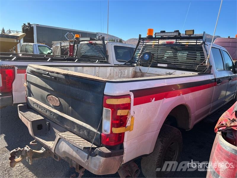 Ford F-350 XLT 4x4 Crew Cab Pickup (Inoperable) Furgoni altro