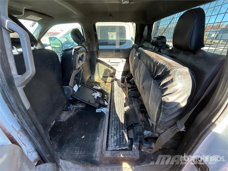 Ford F-350 XLT 4x4 Crew Cab Pickup (Inoperable) Andere Transporter
