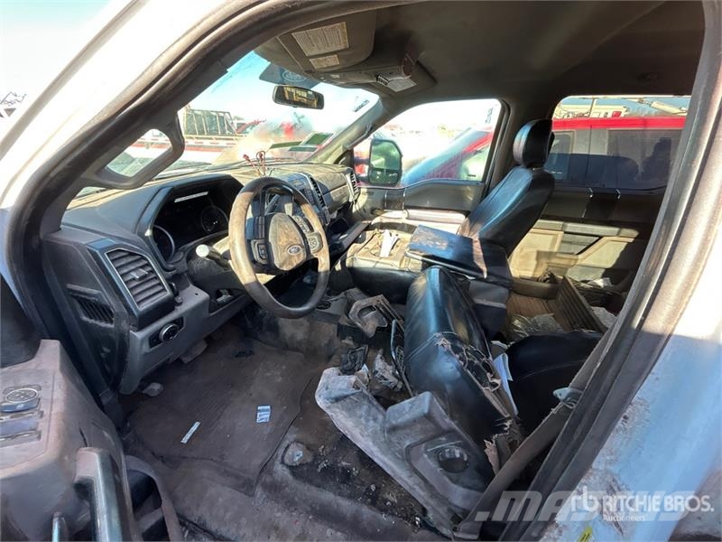 Ford F-350 XLT 4x4 Crew Cab Pickup (Inoperable) Furgoni altro