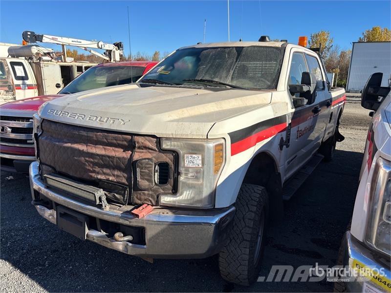 Ford F-350 XLT 4x4 Crew Cab Pickup (Inoperable) Furgoni altro