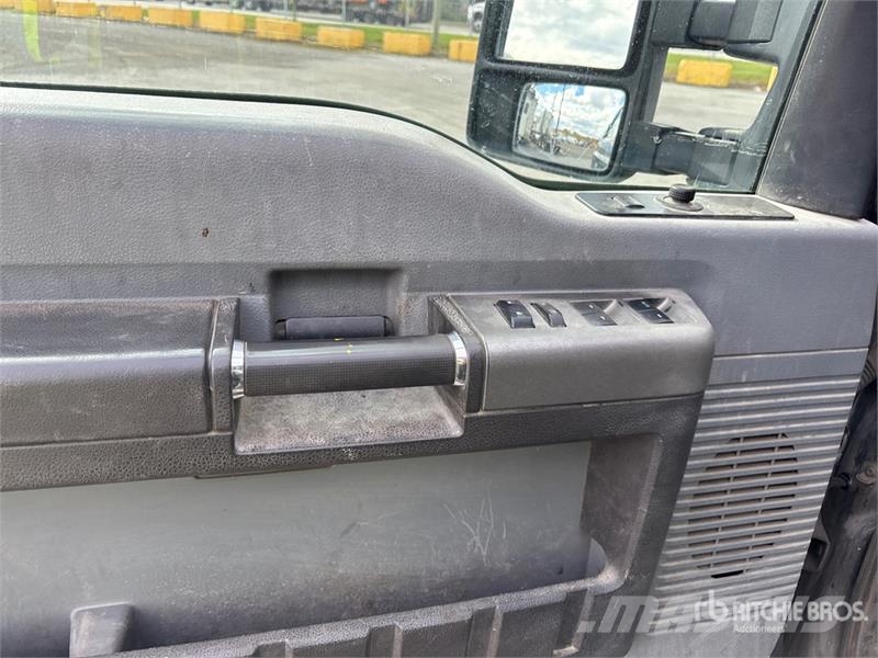 Ford F-350 XLT 4x4 Crew Cab Pickup Ostalo