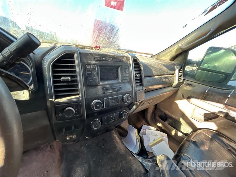 Ford F-350 XLT 4x4 Crew Cab Pickup (Inoperable) Andere Transporter