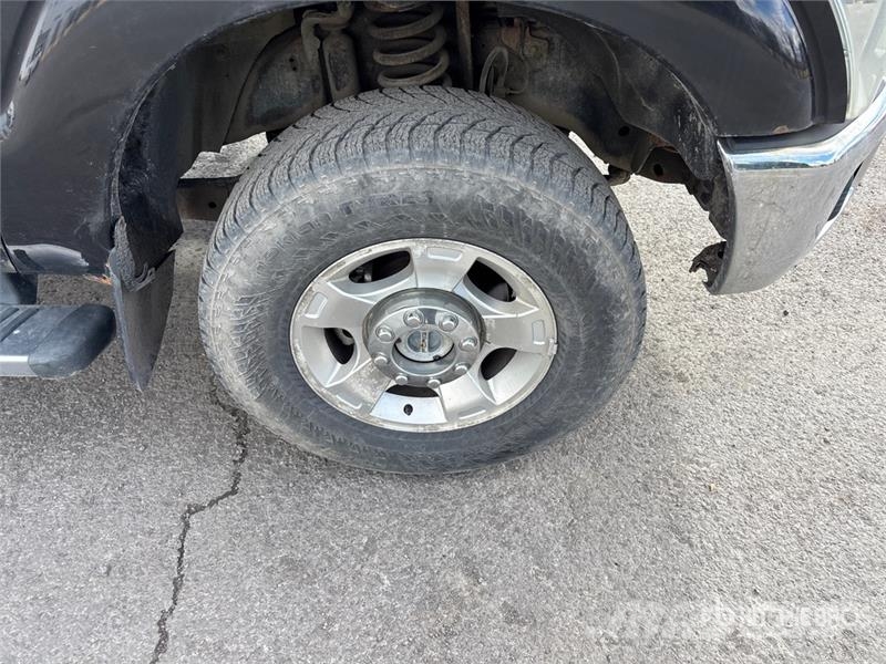 Ford F-350 XLT 4x4 Crew Cab Pickup Ostalo