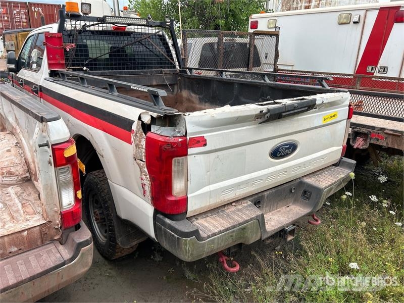 Ford F-350 XLT 4x4 Crew Cab Pickup (Inoperable) Furgoni altro