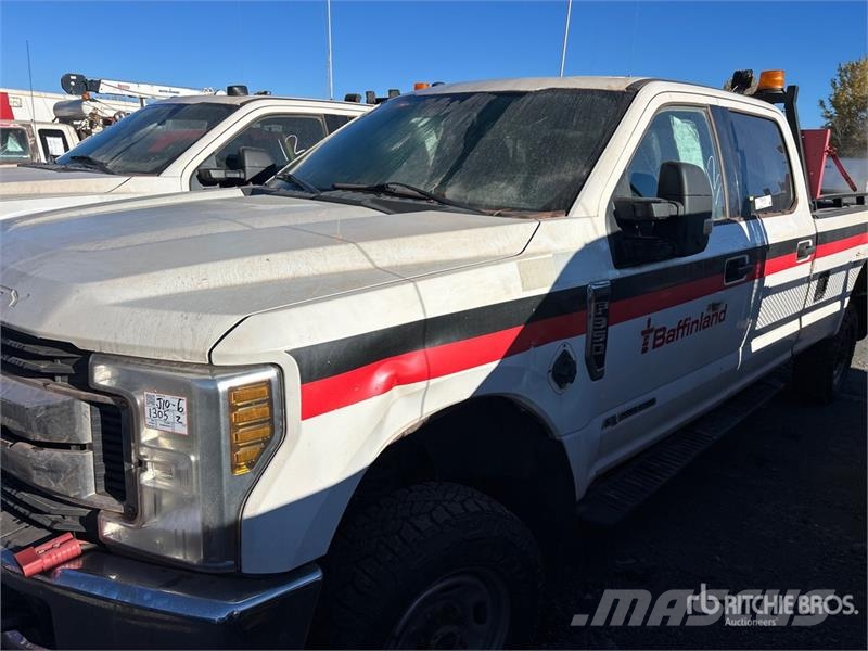 Ford F-350 XLT 4x4 Crew Cab Pickup (Inoperable) Andere Transporter