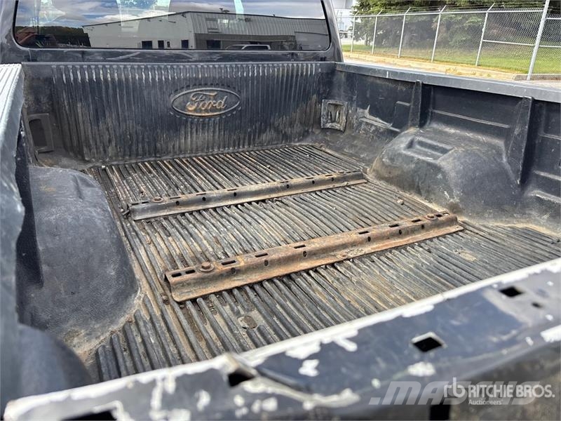 Ford F-350 XLT 4x4 Crew Cab Pickup Ostalo