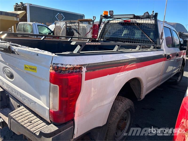 Ford F-350 XLT 4x4 Crew Cab Pickup (Inoperable) Andere Transporter