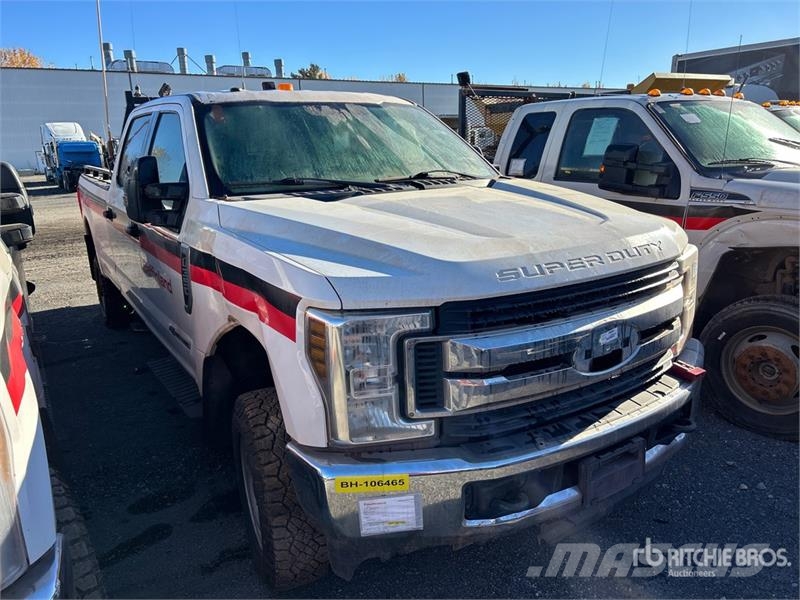 Ford F-350 XLT 4x4 Crew Cab Pickup (Inoperable) Andere Transporter