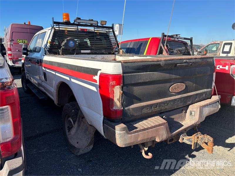 Ford F-350 XLT 4x4 Crew Cab Pickup (Inoperable) Furgoni altro