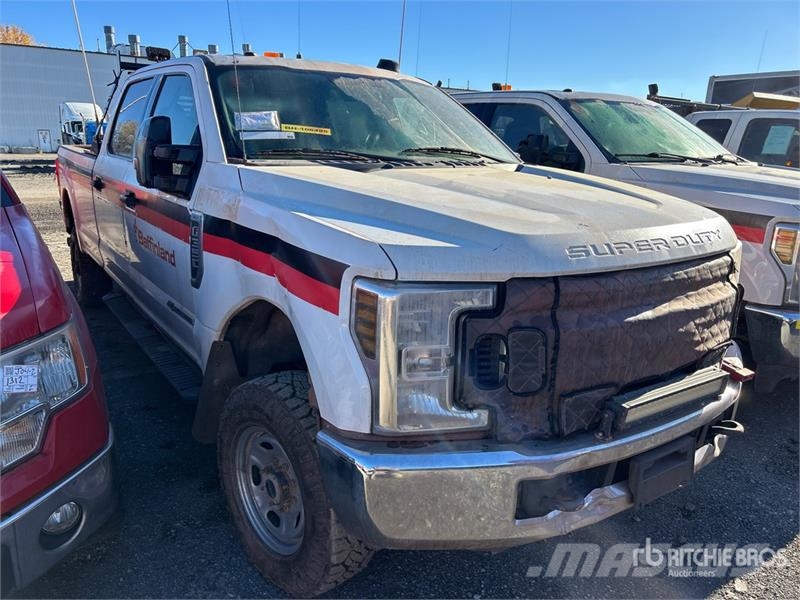 Ford F-350 XLT 4x4 Crew Cab Pickup (Inoperable) Furgoni altro