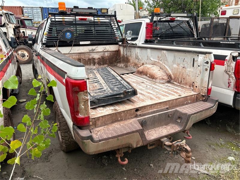 Ford F-350 XLT 4x4 Crew Cab Pickup (Inoperable) Furgoni altro