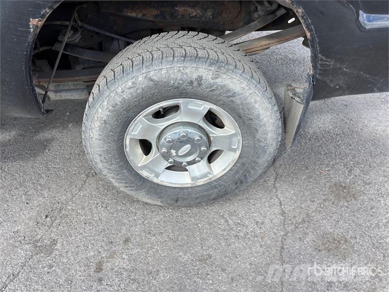 Ford F-350 XLT 4x4 Crew Cab Pickup Ostalo