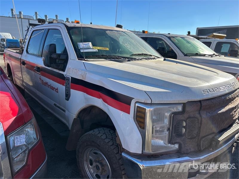 Ford F-350 XLT 4x4 Crew Cab Pickup (Inoperable) Furgoni altro