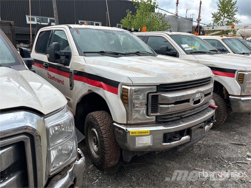 Ford F-350 XLT 4x4 Crew Cab Pickup (Inoperable) Furgoni altro