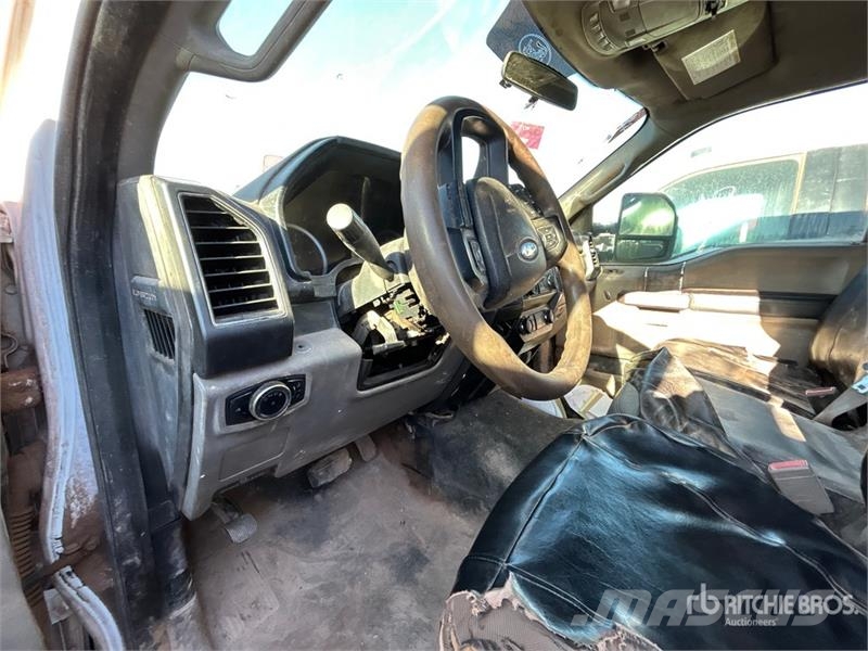 Ford F-350 XLT 4x4 Crew Cab Pickup (Inoperable) Andere Transporter