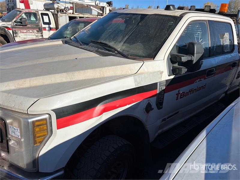 Ford F-350 XLT 4x4 Crew Cab Pickup (Inoperable) Furgoni altro