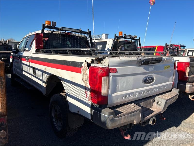 Ford F-350 XLT 4x4 Crew Cab Pickup (Inoperable) Andere Transporter