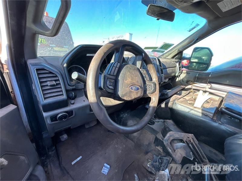 Ford F-350 XLT 4x4 Crew Cab Pickup (Inoperable) Furgoni altro