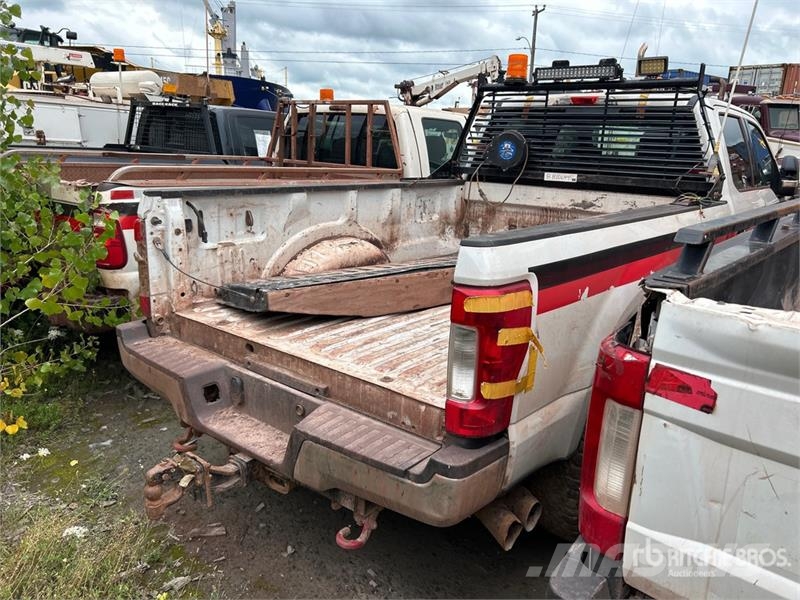 Ford F-350 XLT 4x4 Crew Cab Pickup (Inoperable) Furgoni altro