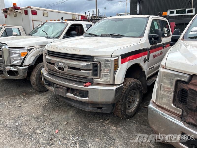Ford F-350 XLT 4x4 Crew Cab Pickup (Inoperable) Furgoni altro