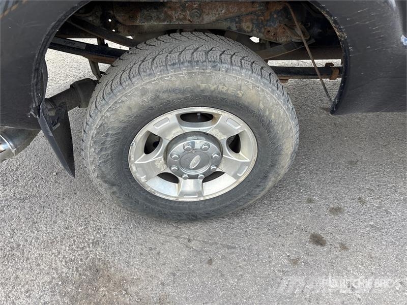 Ford F-350 XLT 4x4 Crew Cab Pickup Ostalo