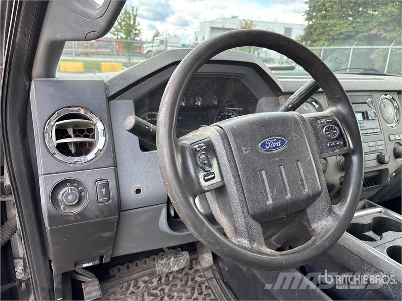 Ford F-350 XLT 4x4 Crew Cab Pickup Ostalo