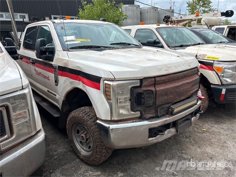 Ford F-350 XLT 4x4 Crew Cab Pickup (Inoperable) Furgoni altro