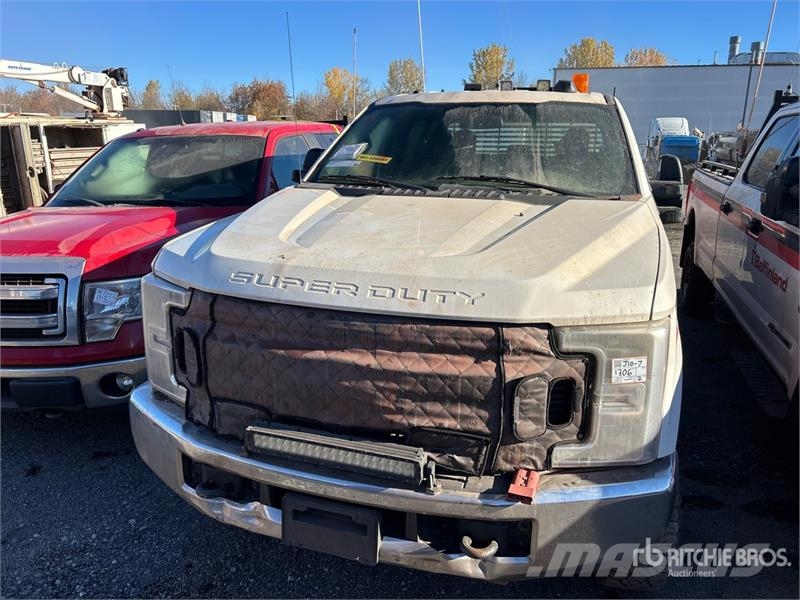 Ford F-350 XLT 4x4 Crew Cab Pickup (Inoperable) Furgoni altro