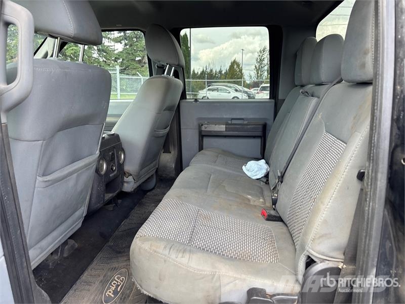 Ford F-350 XLT 4x4 Crew Cab Pickup Ostalo