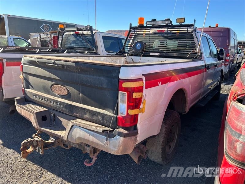 Ford F-350 XLT 4x4 Crew Cab Pickup (Inoperable) Furgoni altro