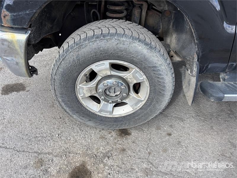 Ford F-350 XLT 4x4 Crew Cab Pickup Ostalo