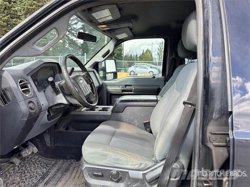 Ford F-350 XLT 4x4 Crew Cab Pickup Ostalo