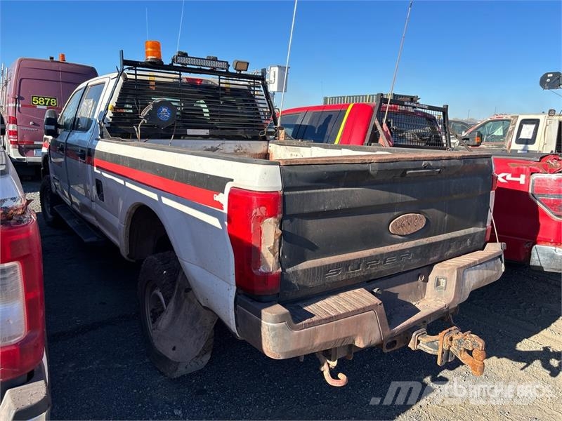 Ford F-350 XLT 4x4 Crew Cab Pickup (Inoperable) Furgoni altro