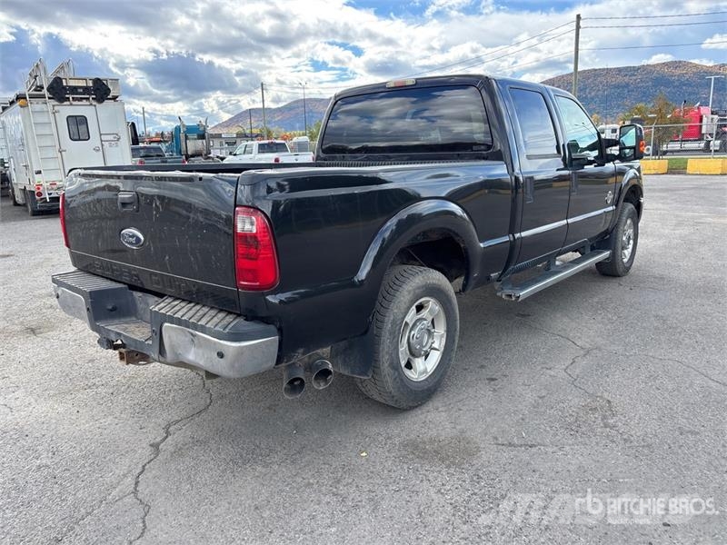 Ford F-350 XLT 4x4 Crew Cab Pickup Ostalo