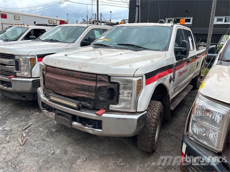 Ford F-350 XLT 4x4 Crew Cab Pickup (Inoperable) Furgoni altro